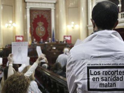 Madrid healthcare workers protest privatization plans in the Senate on Tuesday.