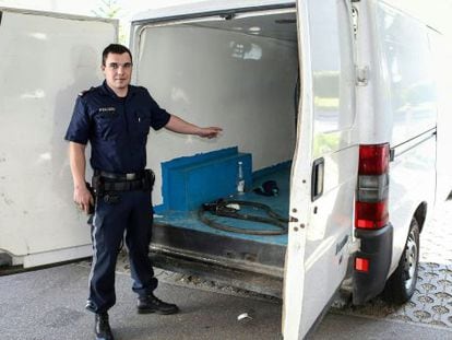 The Austrian police show the inside of the van.