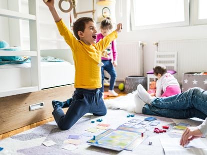Board games offer children the opportunity to learn how to establish agreements and cooperate to meet a common goal.