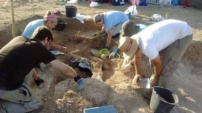 Archeologists work on the Visigoth burial site in Sena (Huesca).