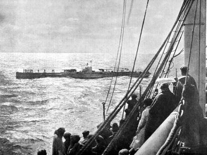 A German U-boat inspects Spanish transatlantic liner Infanta Isabel de Borbón outside Cádiz in March 1918.
