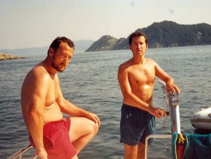 Alberto N&uacute;&ntilde;ez Feij&oacute;o (r) and Marcial Dorado photographed on one of the latter&#039;s boats off the Galician coast in 1995. 