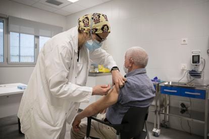 A nurse vaccinates a patient against Covid-19 in Barcelona.