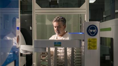 Israel Ramos, coordinator of the drug discovery platform at the Barcelona Institute for Biomedical Research (Instituto de Investigación Biomédica de Barcelona - IRB), operates a machine that analyzes molecules with therapeutic potential.