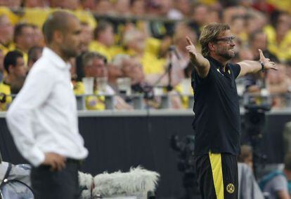 Pep Guardiola (l) and J&uuml;rgen Klopp on the touchline during the German Supercup Saturday. 