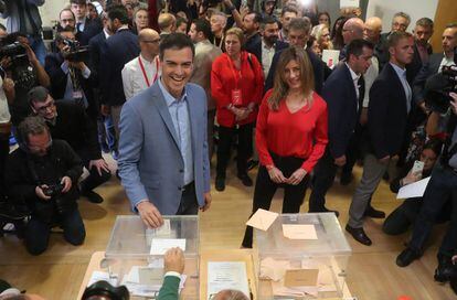 The Socialist Party (PSOE) candidate, the incumbent Pedro Sánchez, votes in Pozuelo de Alarcón. Standing next to him is his wife Begoña Gómez.