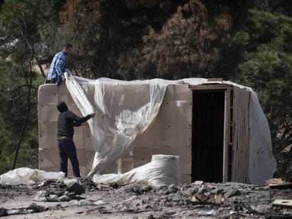 Seasonal workers rebuild a burnt-out hut in Palos de la Frontera (Huelva).