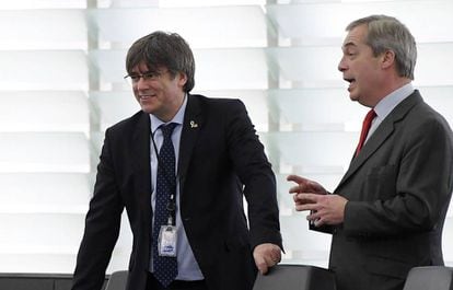 Carles Puigdemont (l) speaks to Britain's Brexit Party leader Nigel Farage in the European Parliament this week.