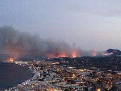 Jávea, home to large British and German communities, is affected by a blaze that began on Sunday. Authorities suspect the fire is the work of an arsonist