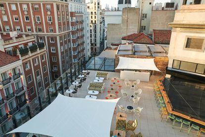 One of the newest rooftops in the city center is located at the top of the Generator Madrid hostel just off from Gran Vía avenue on San Bernardo street. The rooftop bar offers everything from breakfast to afternoon cocktails and midday snacks.