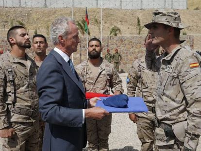 Spanish Defense Minister Pedro Morenés hands over security of the Badghis region to the Afghan National Army in 2013.