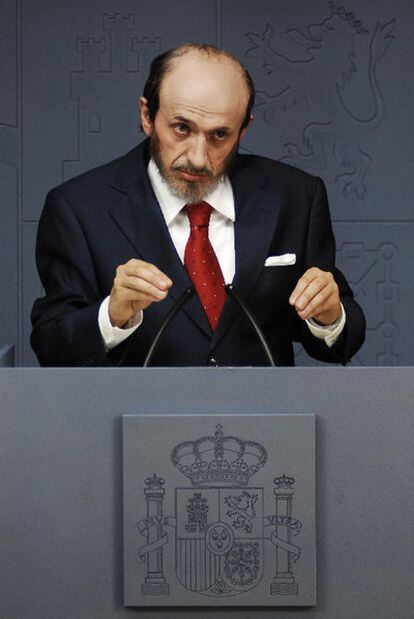 Comedian José Mota spoofs politician Alfredo Pérez Rubalcaba on TVE1.