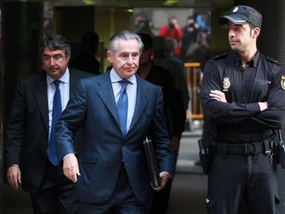 Former Caja Madrid chairman Miguel Blesa leaves the High Court after testifying in the undeclared credit card investigation.