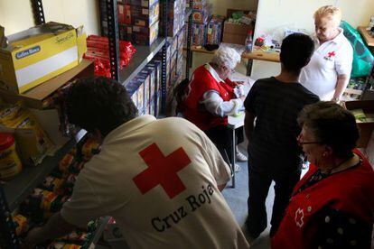 Red Cross Issues First Appeal In Spain To Help Those Affected By Crisis News El Pais In English