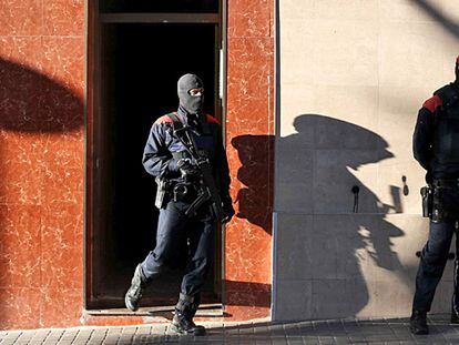 The Mossos d’Esquadra search a property in L’Hospitalet de Llobregat.