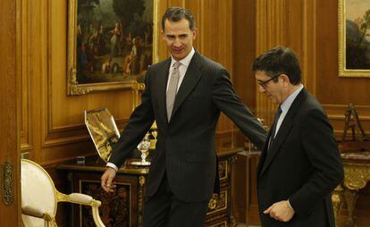 Felipe VI (l) receives congressional speaker Patxi López at the Zarzuela royal palace on March 7.