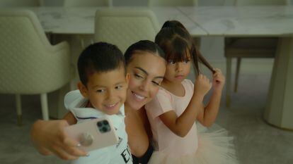 Georgina with Mateo and Eva Maria Dos Santos Ronaldo, two of the five children that the show insists on pretending she takes care of without any help.
