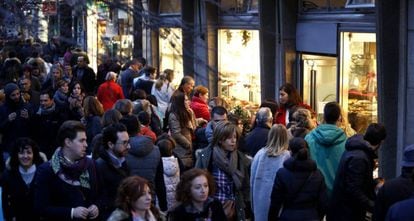 Christmas shoppers in Madrid.