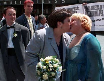Violan Flores and Montserrat Guti&eacute;rrez were the first lesbian couple to have a wedding in Spain.