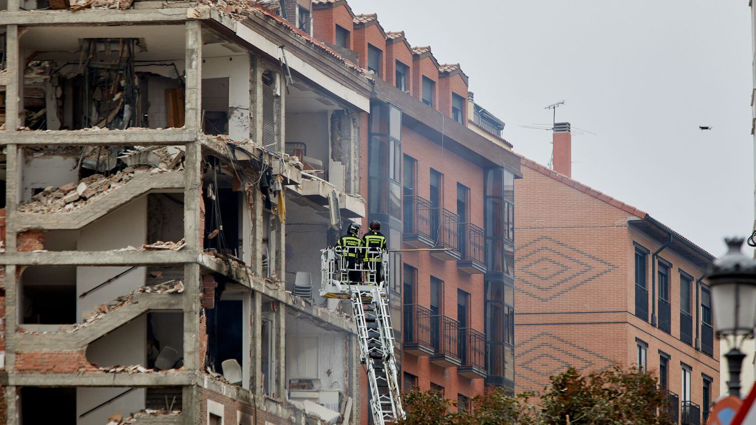 Пожарные осматривают повреждение здания, которое, по словам властей, может быть подвергнуто контролируемому сносу позже. 