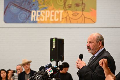 Oscar Leeser, mayor of El Paso, at the presentation this Wednesday of a temporary shelter for migrants set up inside a vacant high school on the outskirts of town.