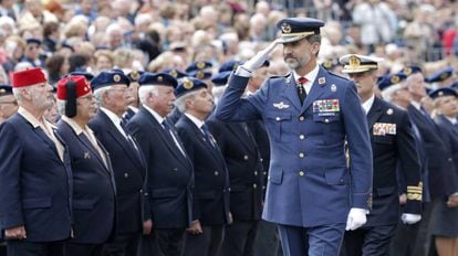 King Felipe reviews retired soldiers.