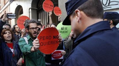 Protestors stage an ‘escrache’ outside the home of Finance Minister Cristóbal Montoro in April of this year.