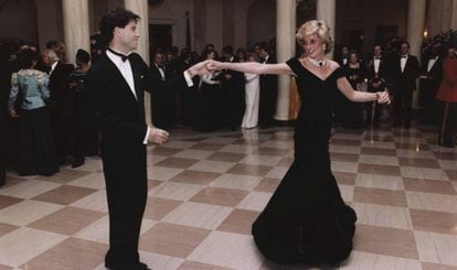 Another one of the most memorable moments in the life of Diana of Wales was the dance she starred in with John Travolta to the song 'You should be dancing' from the movie 'Saturday Night Fever.' It took place at the gala dinner hosted by Ronald and Nancy Reagan at the White House in November 1985, where the princess wore a velvet dress created by British designer Victor Edelstein. The outfit has been auctioned up to three times. The last time was in December 2019, when it was acquired by the charity Historic Royal Palaces for more than €200,000.