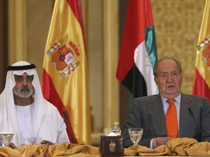King Juan Carlos sits next to Crown Prince Mohammed bin Zayed bin Sultan Al Nahyan of United Arab Emirates.