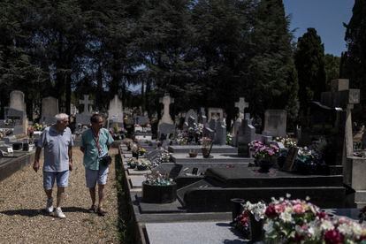 Pepito and Alain, son and nephew of Ana Garbín Alonso, respectively, visit the family tomb where the militiawoman is buried, in the cemetery at Béziers.