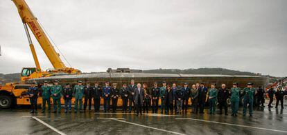 Javier Losada (c), the central government’s delegate in Galicia, in front of the naro-submarine.