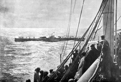 A German U-boat inspects Spanish transatlantic liner Infanta Isabel de Borbón outside Cádiz in March 1918.