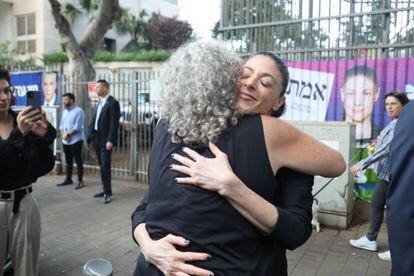 Merav Michaeli, with her hair tied back, hugs one of her voters, last Tuesday in Tel Aviv.