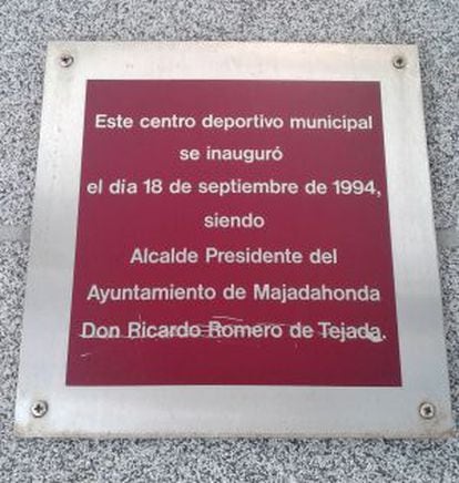 A plaque referring to ex-mayor Ricardo Romero de Tejada in Majadahonda.