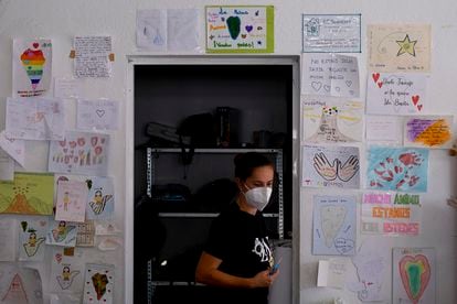Letters and drawings sent by kids from other parts of Spain now hang on the walls of the volunteer center in El Paso, La Palma. 
