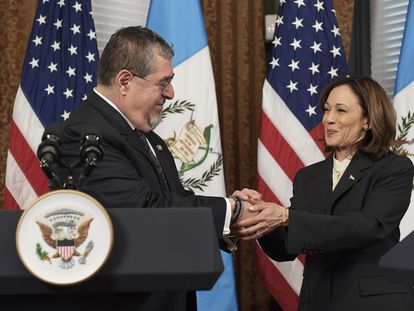 Bernardo Arévalo and Kamala Harris, at the White House.