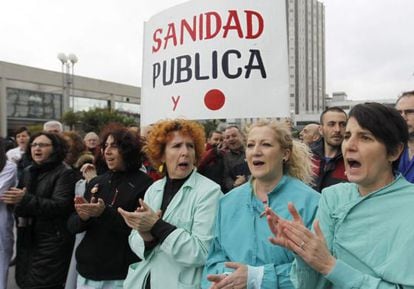 Medical staff and other supporters of the anti-privatization campaign celebrate the regional government’s decision.
