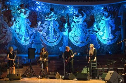 A younger Rosalía, second on the left, during a concert in the Palau de la Música de Barcelona in 2015. Third from the left is Raúl Fernández, aka Raúl Refree, who would produce her first record Los Ángeles two years later.
