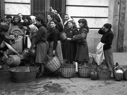 Water rationing in Madrid, a picture taken for 'Informaciones' in December, 1950.