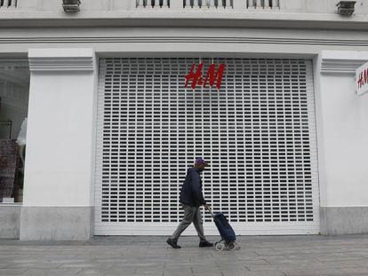 A closed H&M store on Madrid's Gran Vía.