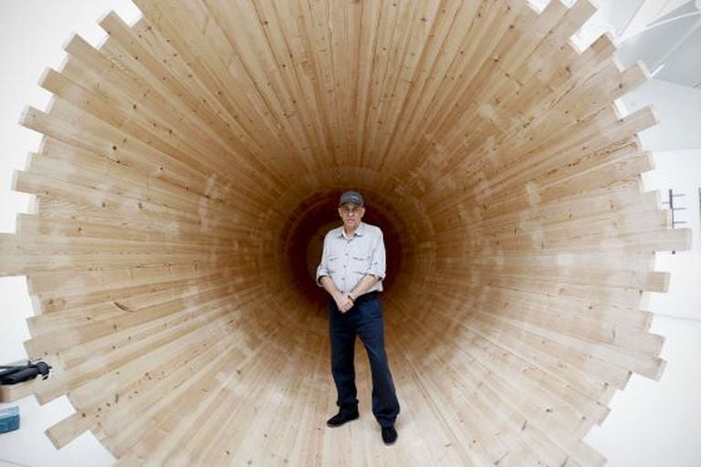 Cildo Meireles, pictured with one of his works in the Palacio de Velázquez.