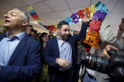Santiago Abascal, en un colegio electoral de Pinar del Rey (Madrid).