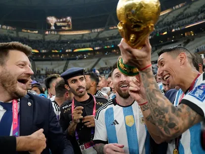 Ángel Di María showing Leo Messi that the World Cup trophy he has been celebrating victory with is a fake brought to Qatar by a couple from Buenos Aires.