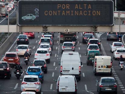 A traffic board on the M-30 informs drivers about the pollution protocol in Madrid