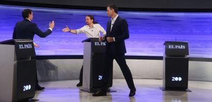 Albert Rivera (left), Pablo Iglesias and Pedro Sánchez exchange handshakes after the debate.