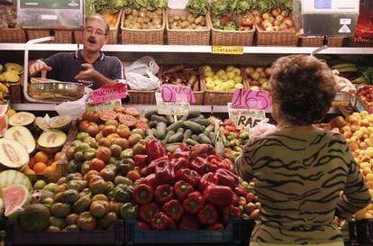 A fruit and veg stall in Alicante&#039;s central market. 