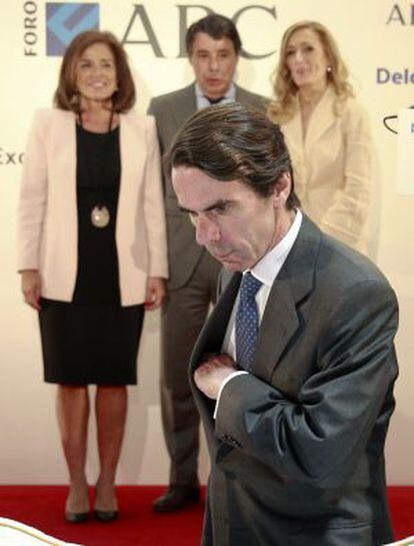 Aznar during Monday's event, and flanked by his wife, Ana Botella (l).