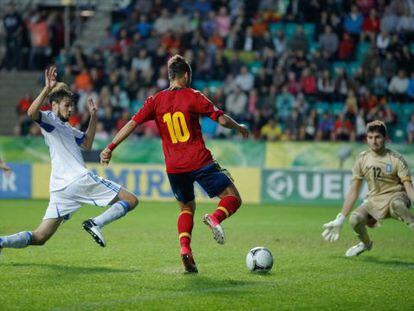 Spain number 10 Jes&eacute; Rodr&iacute;guez tests Greek goalkeeper Sokratis Dioudis during the European Under-19 Championship final. 