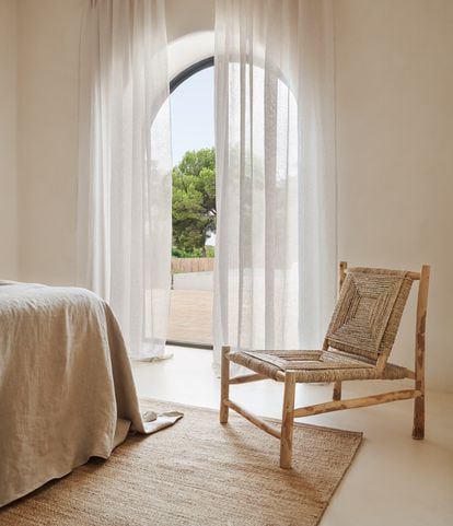 Net curtains from the new ‘Aire’ collection of the textile firm Alhambra.