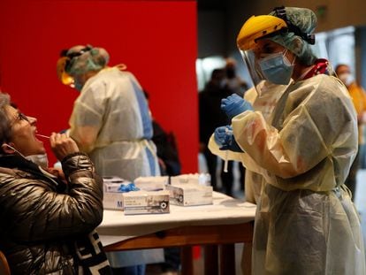 Health workers carry out free antigen tests in Lugo.